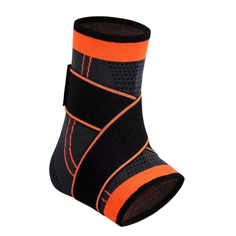 Freigestellte Ansicht einer orangenen Knöchelbandage aus 3D-Strickgewebe. Die Bandage verfügt über zwei fest integrierte, schwarze Klettverschluss-Riemen, die stabilisierend über Kreuz verlaufen.