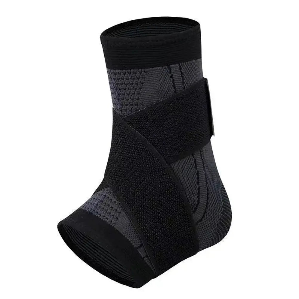 Freigestellte Ansicht einer dunkelgrauen Knöchelbandage aus 3D-Strickgewebe. Die Bandage verfügt über zwei fest integrierte, schwarze Klettverschluss-Riemen, die stabilisierend über Kreuz verlaufen.