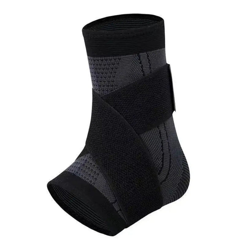 Freigestellte Ansicht einer dunkelgrauen Knöchelbandage aus 3D-Strickgewebe. Die Bandage verfügt über zwei fest integrierte, schwarze Klettverschluss-Riemen, die stabilisierend über Kreuz verlaufen.