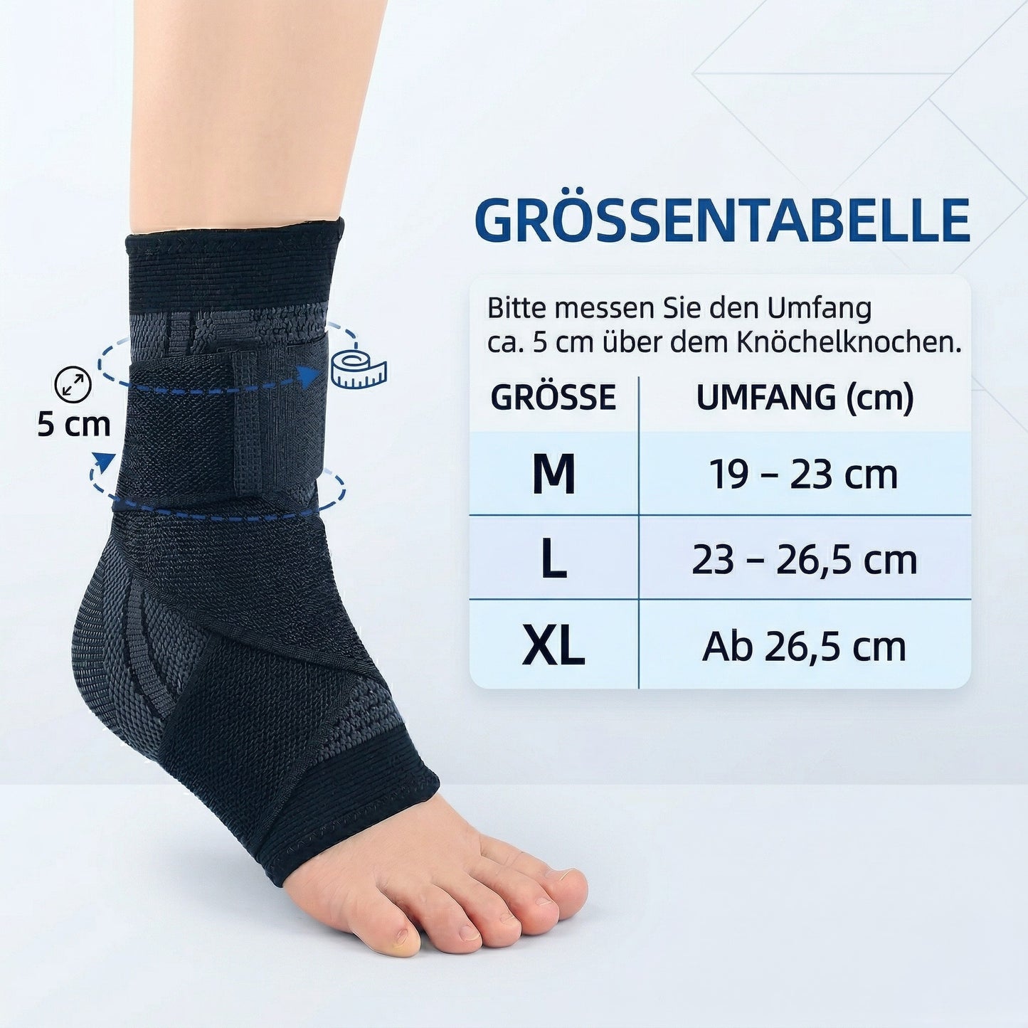 Eine Infografik zur Ermittlung der richtigen Bandagengröße zeigt auf der linken Seite einen Fuß mit angelegter schwarzer Knöchelbandage, wobei eine Illustration verdeutlicht, dass der Umfang etwa 5 cm oberhalb des Knöchelknochens gemessen werden soll. Auf der rechten Seite befindet sich eine tabellarische Übersicht mit dem Titel Größentabelle, die drei Größenoptionen auflistet: Größe M für einen Umfang von 19 bis 23 cm, Größe L für 23 bis 26,5 cm und Größe XL für einen Umfang ab 26,5 cm. Der Begleittext for